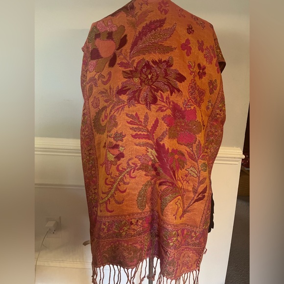 Collection 18 large pink/rose scarf with gold threads. - Picture 3 of 8